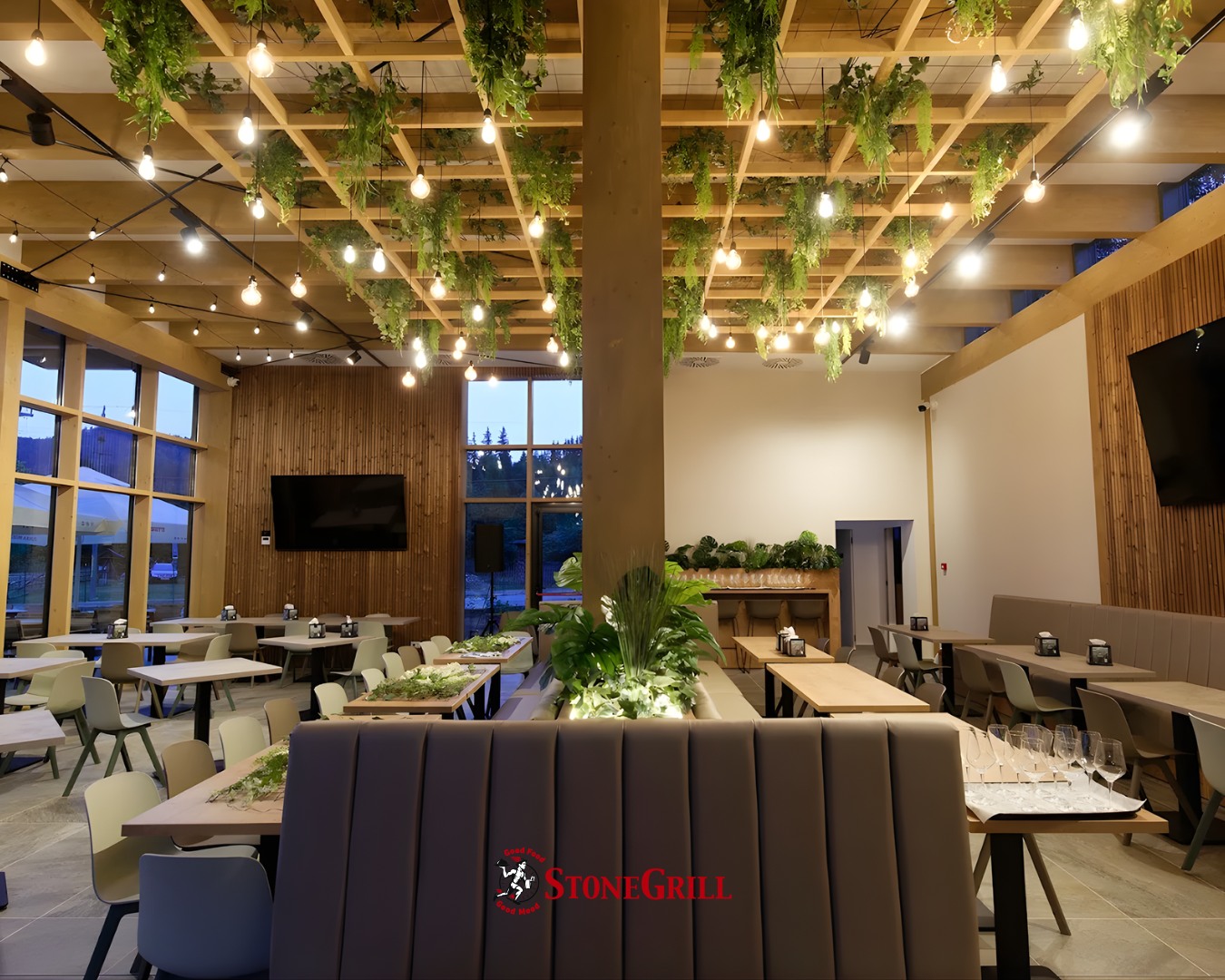 Stone Grill noaptea — fațadă cu lumini calde